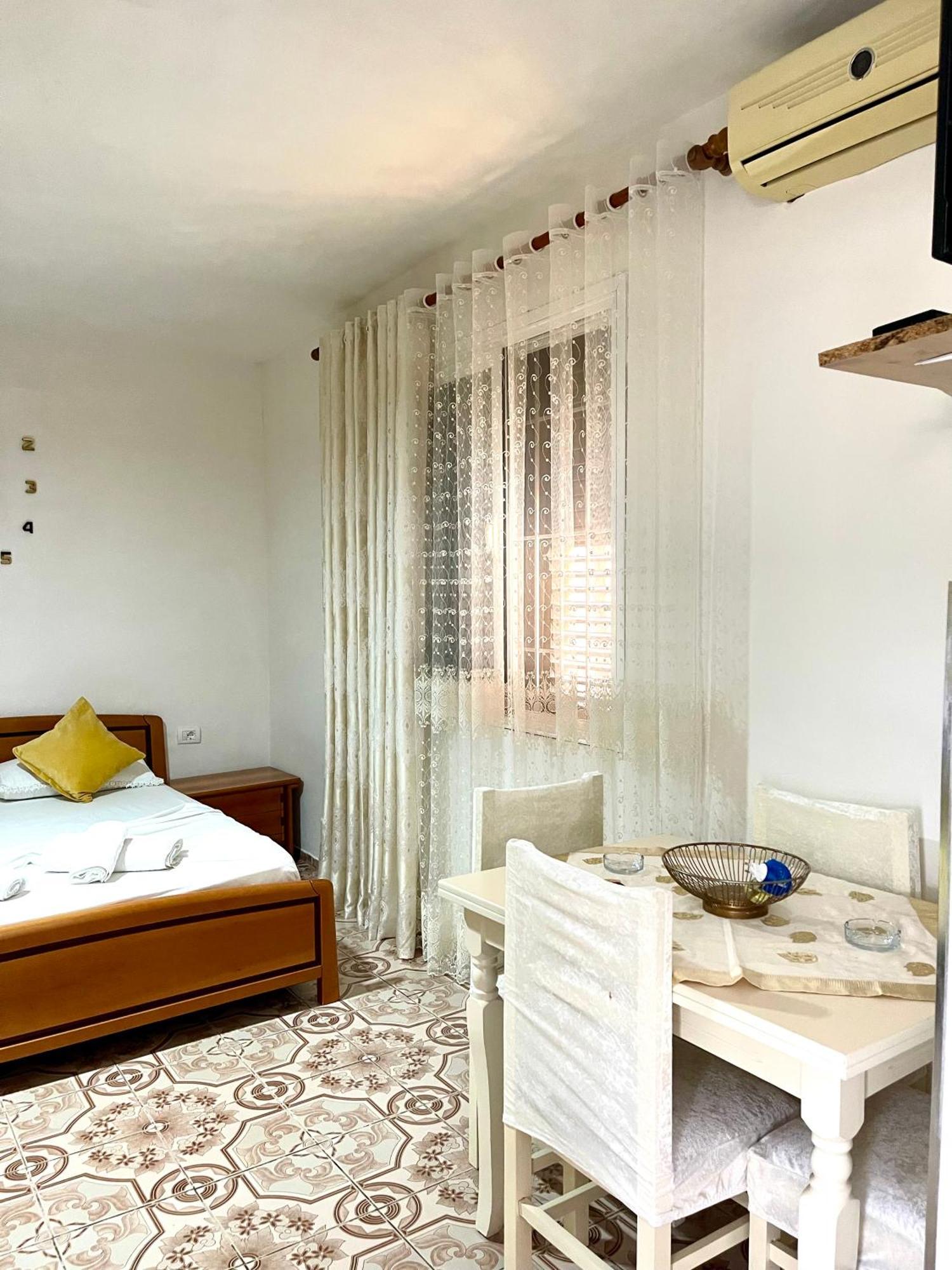 Guest House Dea Vlorë Buitenkant foto